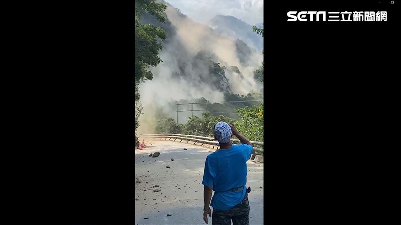 直擊！土石、大樹倒　台9線全線封閉