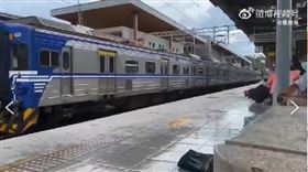 玉里車站列車搖晃。（圖／翻攝自微博）