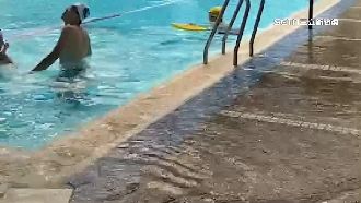 14:44搖超大！泳池水被晃到溢出
