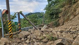 台東強震  赤科山路斷、無電無訊號台東池上18日下午2時44分發生芮氏規模6.8地震，位於花蓮玉里的赤科山聯外道路中斷，且有電線桿攔腰折斷，山上無電且無訊號。（赤科山社區發展協會提供）中央社記者曾以寧傳真  111年9月18日