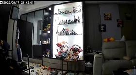 網友的模型因強震摔落地。（圖／翻攝自爆廢公社 臉書）