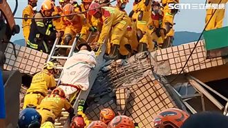 玉里大樓倒塌妻女受困！消防順利救出