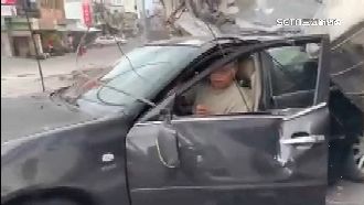 大樓倒塌壓毀轎車　2人一度受困車內