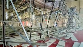 強震釀桃園八德國民運動中心天花板塌落（2）台東18日下午發生芮氏規模6.8地震，桃園市八德國民運動中心5樓球場天花板突然塌落，造成36歲張姓男子背部擦挫傷，經過消防人員包紮後送醫，目前場地受損已暫停開放。中央社記者吳睿騏桃園攝  111年9月18日