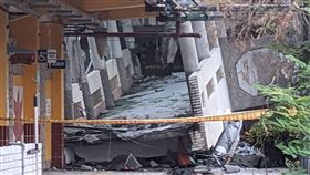 台東強震  花蓮春日國小建築物倒塌（2）台東縣池上鄉18日下午發生芮氏規模6.8地震，花蓮縣玉里鎮春日國小部分建築倒塌，校長陳少山表示，連通2棟大樓的走廊已經垮下來了，教室很多東西也倒了。（民眾提供）中央社記者蔡孟妤傳真  111年9月18日