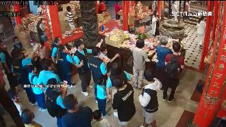 香客晃人浪　地牛翻身擾中台灣