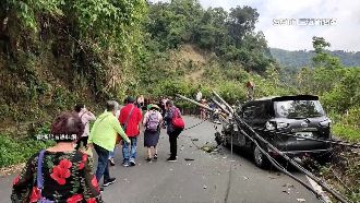 赤科山土石崩落！百名遊客走小路下山