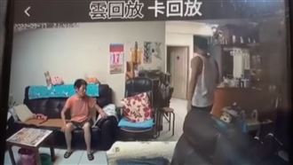 孝孫無懼強震狂晃　肉身護嬤全場讚翻