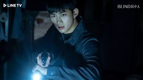 《BLIND局中人》玉澤演飾演重案刑警，最愛用手銬銬上犯人的瞬間。（圖／LINE TV提供）
