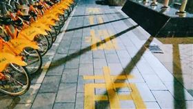 人行道寫禁行機車。（圖／翻攝自我是台灣行人 I’m a pedestrian in Taiwan 臉書）