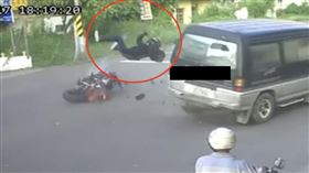 重機撞廂型車⋯騎士噴飛　恐怖畫面曝