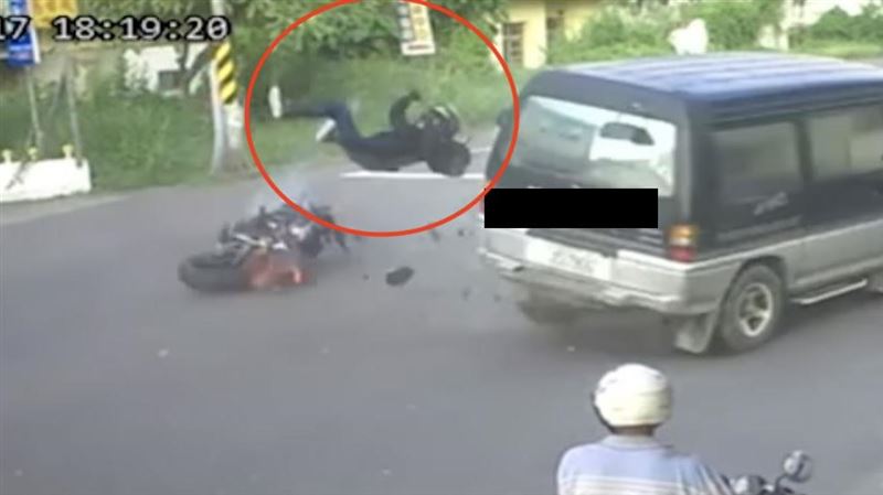 重機撞廂型車⋯騎士噴飛　恐怖畫面曝