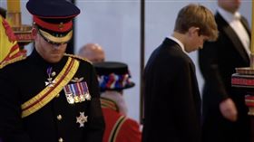 女王8名孫子、孫女於17日晚間現身靈柩旁守靈。（圖／翻攝自The Royal Family臉書）