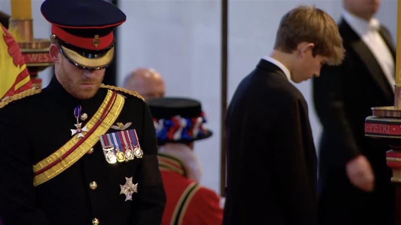 小王孫激似威廉　守靈一舉動被讚爆