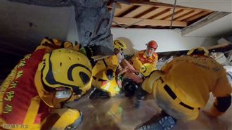 玉里樓救災畫面！搜救員聽1聲超不捨