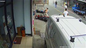 花蓮玉里，超商，玉里鎮中山路二段，路人逃竄，連滾帶爬，嚇到大哭，驚悚瞬間(圖／翻攝畫面)