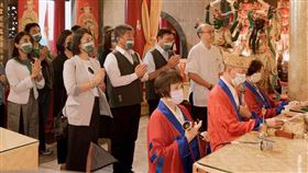 民進黨台北市長參選人陳時中昨（17）日到指南宮為受災地區的民眾祈福，願台灣安康。（圖／翻攝陳時中臉書)