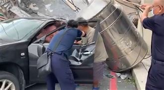 玉里樓塌險壓死車主　分局長冒險救援