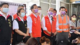 行政院長蘇貞昌今（19）日赴花蓮視察東里車站受損情形後受訪。（圖／行政院提供)