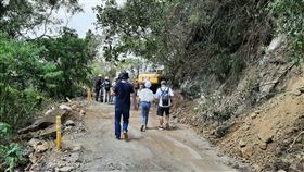 行政院長蘇貞昌今（19）日在臉書表示，昨天因地震坍塌的六十石山及赤科山路段已搶通，受困旅客均已下山。（圖／翻攝蘇貞昌臉書)