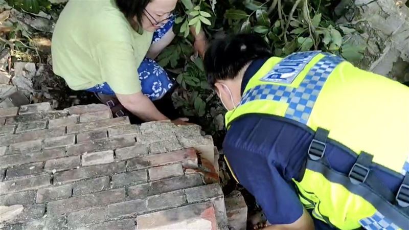 台南圍牆被震垮！警搜救聽這聲超心疼