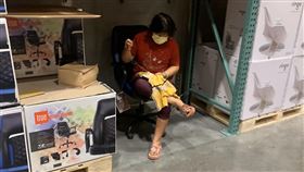 阿嬤在好市多縫衣服。（圖／翻攝自路上觀察學院）