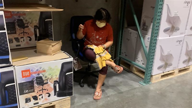 嬤好市多悠閒縫衣　網笑：哪來手中線