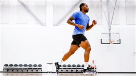 ▲快艇球星雷納德（Kawhi Leonard）近況照，腿部肌肉粗到嚇人，讓球迷們直呼恐怖。（圖／翻攝自快艇推特）