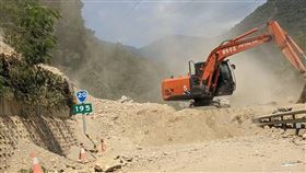 台東地震  南橫坍方待搶通（2）台東17日晚間發生芮氏規模6.4地震，省道台20線南橫公路東段沿途多處坍方，剛完成的邊坡也被強震震垮，公路單位已派出機具清除土石，目前195.4K尚未清通，預計18日下午清理完成。中央社記者盧太城攝  111年9月18日