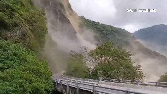 南安瀑布山頭揚煙塵！遊客急呼快上車