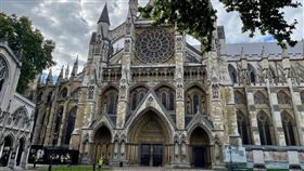 女王國葬將於倫敦西敏寺舉行英國女王伊麗莎白二世國葬儀式定19日在西敏寺舉行，之後將移靈至溫莎，安葬於溫莎堡的喬治六世紀念禮拜堂，伴丈夫菲立普親王與父親喬治六世長眠。中央社記者陳韻聿倫敦攝  111年9月16日