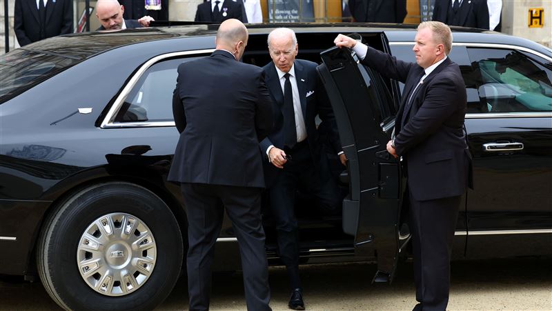 拜登座車塞街頭　向民眾開心揮手致意