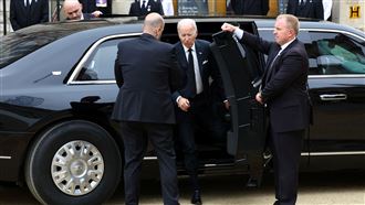 拜登座車塞街頭　向民眾開心揮手致意