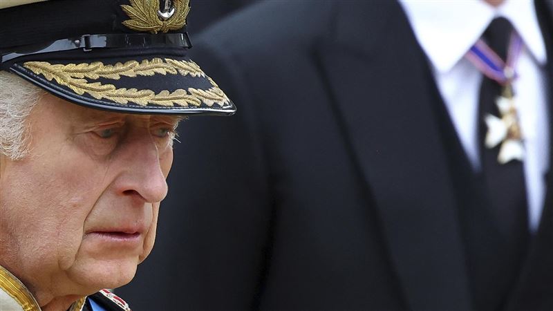 女王靈柩進西敏寺　查爾斯落淚畫面曝