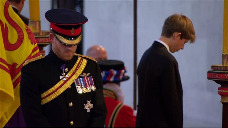 哈利王子守靈心碎！軍裝1標誌被拔