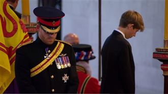 哈利王子守靈心碎！軍裝1標誌被拔