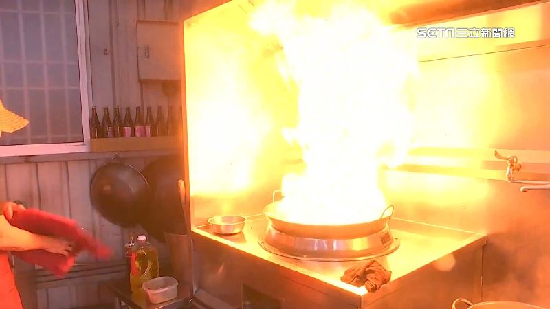 生炒鴨肉羹火好大　網嚇：想拿滅火器