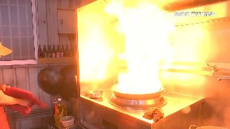 生炒鴨肉羹火好大　網嚇：想拿滅火器