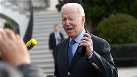 中歐關係短期受俄烏戰爭影響  長期端視美國國立成功大學政治學系教授王宏仁1日說，短期內俄烏戰事雖讓歐盟靠向美國，但長期上美國未來是否在歐洲事務扮演積極角色，將影響歐盟能否有一致的對中態度。圖為美國總統拜登（Joe Biden）3月23日離開白宮時接受媒體採訪。（中新社提供）中央社  111年4月1日