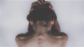 頭痛,裸體,崩潰,撞牆,低落,難過,失戀,侵犯,性侵,示意圖／pixabay