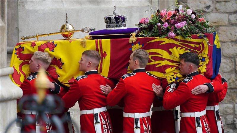 女王國葬直播冒女聲　低語2句嚇壞萬人