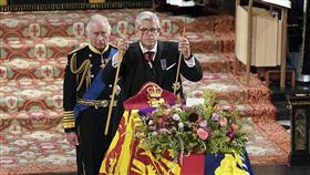 英國女王伊麗莎白二世國葬儀式於19日舉行，相關儀式進入尾聲，其靈柩已被放入溫莎城堡聖喬治教堂的皇家墓穴（Royal Vault）。其中最罕見的儀式首度公開，宮務大臣（lord chamberlain）將其白杖折斷，象徵伊麗莎白二世的時代畫下句點。（圖／美聯社／達志影像）