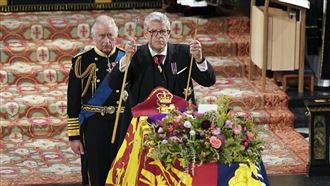 揮別伊麗莎白二世　宮務大臣哀傷斷杖