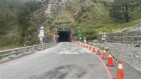 南橫公路梅山口至向陽段 19日持續預警性封閉台東18日下午發生芮氏規模6.8地震，公路總局第三區養護工程處表示，南橫公路梅山口至向陽路段19日上午7時至下午5時持續實施預警性封閉。（公路總局第三區養護工程處甲仙工務段提供）中央社記者蔡孟妤傳真  111年9月18日