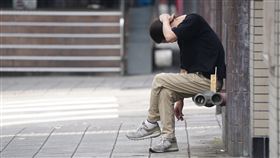 國泰金發布3月國民經濟信心調查（1）國泰金控21日發布3月國民經濟信心調查，烏俄戰爭使全球經濟成長不確定性升溫，景氣展望指數從2月的2.8下降至-0.2，民眾薪資上漲預期指數也從2月的9.2滑落至8.4。圖為民眾在台北東區街頭小憩。中央社記者徐肇昌攝  111年3月21日