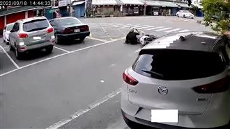畫面曝光！強震天搖地動　騎士晃到人車摔地