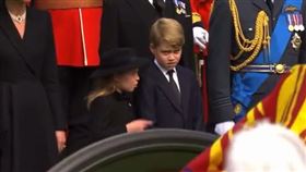 你需要鞠躬！7歲夏綠蒂公主「1舉動提醒哥哥」　懂事畫面被讚爆


Kateprincessofwales_fan
@duchesskatefan(推特)