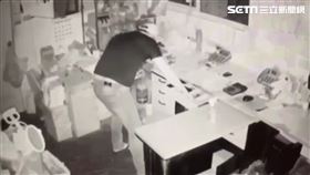 高雄楠梓一間店家辦公室晚間遭竊，小偷熟門熟路從窗子進入後開始翻箱倒櫃偷走兩萬元現金，偷竊過程全都錄，警方循線逮到竊賊，他供稱之前曾經送貨到這裡所以很熟悉，聲稱要替父母籌醫藥費，遭到警方訓斥！