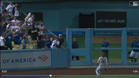 ▲泰勒（Chris Taylor）安打球擊中觀眾席上緣彈回場內。（圖／翻攝自MLB官網）