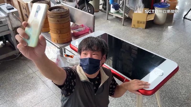 「鎮店之桌」超吸客！業者：經過都想滑